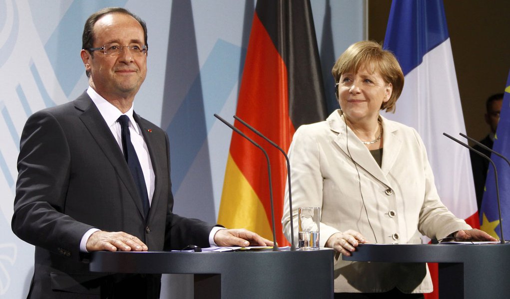 German Chancellor Angela Merkel and French President Francois Hollande address a news conference after their talks in the Chancellery in Berlin, May 15, 2012. Hollande was greeted by a thunderstorm in Paris and storm clouds gathering over the euro zone as