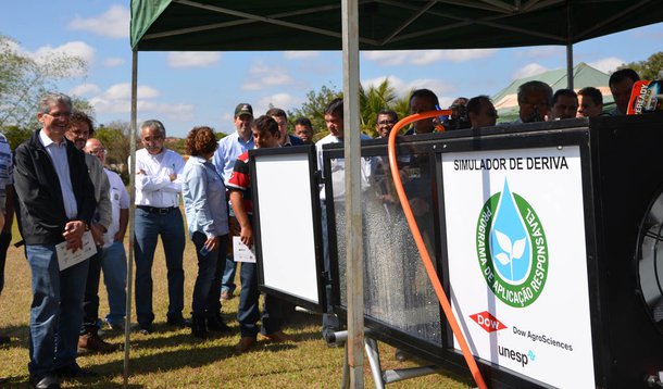 O secretário da Agricultura, Norberto Ortigara duranate o lançamento do projeto “ Mais”, sobre a conscientização dos agricultores sobre a aplicação de agrotóxicos de forma correta nas lavouras.
Londrina, 06/09/2013.
Foto: Divulgação