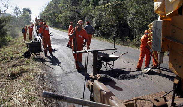 restauracao administracao direta pelo DER, trecho com 18,8 KM entre Vere - Dois Vizinhos - Alto Bela Vista - na foto o diretor do DER Rgerio Tizzot e Milton Bodolak-chefe da regional do DER em Cascavel vistoriam as obras.