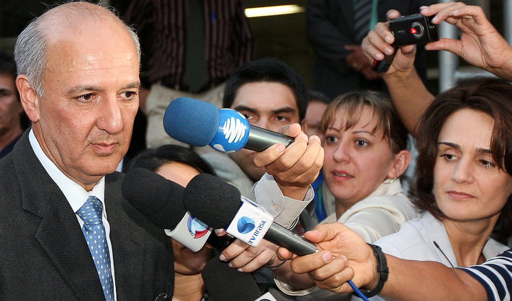 BRASÍLIA, DF, BRASIL 06-05-2010  17h50: Ex-governador Jose Roberto Arruda saindo do Forum da Justiça Federal, após depor sobre o escandalo de violação do painel de votação do Senado Federal em 2001. Politica. Foto: Alan Marques / Folha imagem.