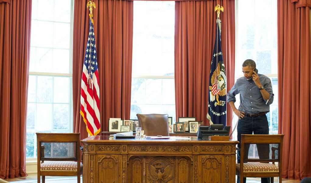 President Barack Obama talks on the phone in the Oval Office with Russian President Vladimir Putin about the situation in Ukraine, March 1, 2014.
(Official White House Photo by Pete Souza)