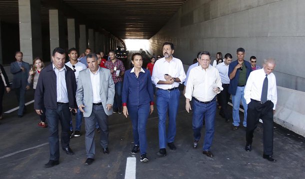 Brasilia 29/04/2014  O Governandor Agnelo Queiroz  e a Primeira dama Ilza queiroz e o vice governado Tadeu Filippelli durante visita às obras do Balão Aeroporto (Sarah Kubistchek)
Local: Rodovia 047-DER
Foto: Denio Simões/GDF