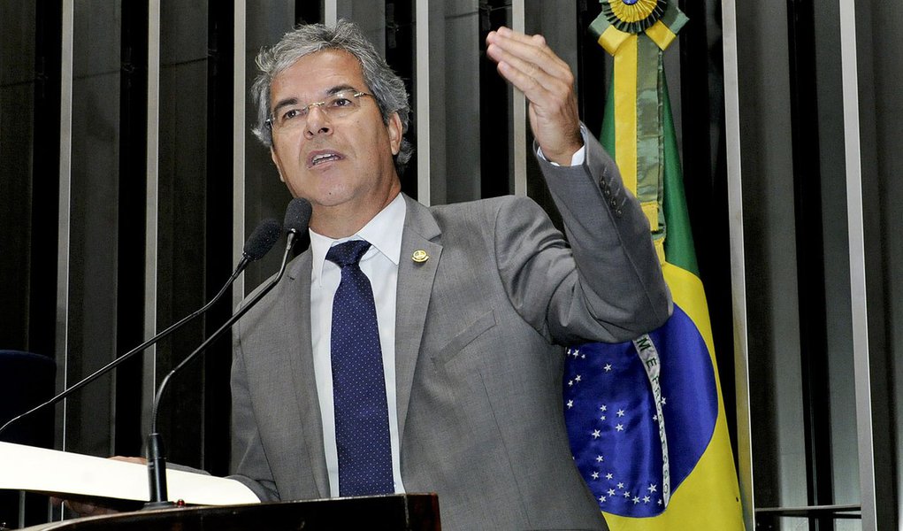 Senador Jorge Viana (PT-AC) defende iniciativa do governador do Acre, Tião Viana (PT), de facilitar o transporte dos imigrantes haitianos que chegam ao estado e procuram parentes e oportunidades em outras regiões do país