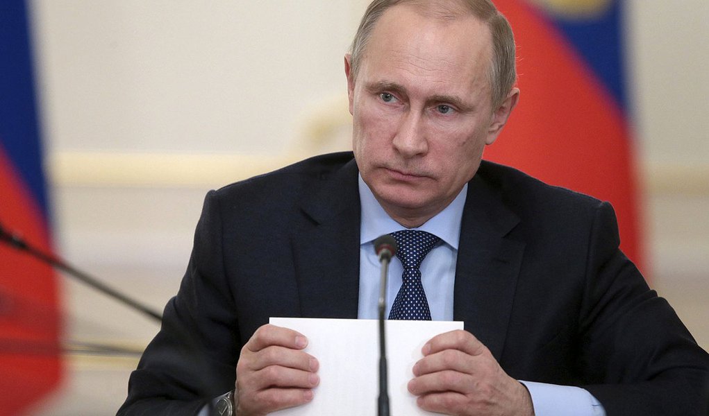 President Vladimir Putin chairs a government meeting in Novo-Ogaryovo residence outside Moscow January 15, 2014. Putin appointed the director of a leading steel company as the interim governor of one of Russia's main industrial regions on Wednesday, repla