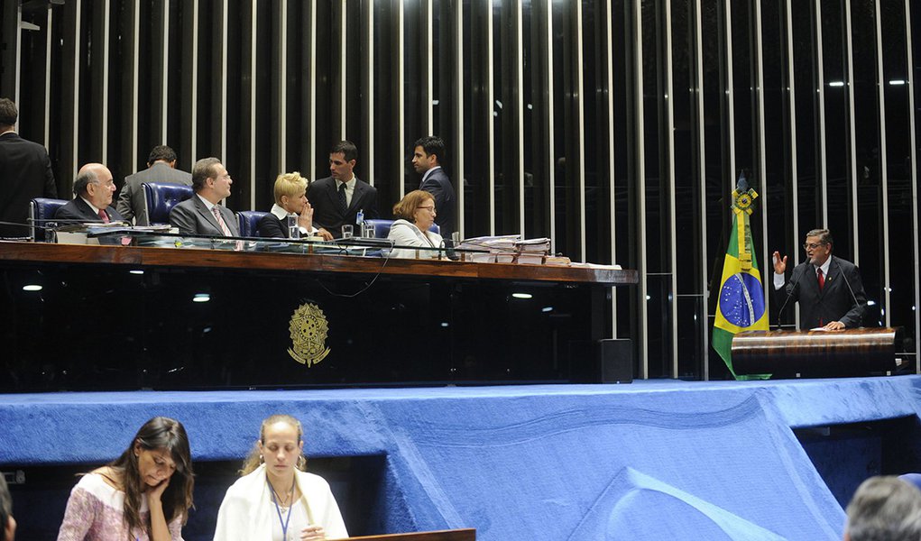 Em discurso na tribuna, o senador Mário Couto (PSDB-PA) defende o Projeto de Lei Menino Bernardo (PLC) 58-2014, que estabelece o direito de crianças e adolescentes serem educados sem castigos físicos. Mesa: (E/D) senadores Flexa Ribeiro (PSDB-PA) e Renan 