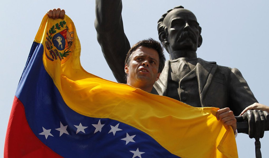 Venezuelan opposition leader Leopoldo Lopez speaks to supporters before handing himself over in Caracas February 18, 2014. Lopez, wanted on charges of fomenting deadly violence, handed himself over to security forces on Tuesday, Reuters witnesses said. Lo