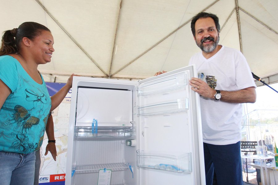 Brasília 17/08/2013   O Governadora Agnelo Queiroz e a primeira dama Ilza Queiroz durante Cidadania com Energia-Entrega de Geladeiras e Lâmpadas no Vale do Amanhecer
Local: Lote vazio na entrada do Vale do Amanhecer
Foto: Dênio Simões/GDF