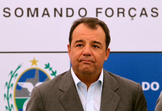 Brasil, Rio de Janeiro, RJ. 16/02/2011. O governador do Rio de Janeiro, S�rgio Cabral Filho (PMDB), durante a solenidade de renova��o do Programa de Apoio a Hospitais do Interior (PAHI), no quartel central do Corpo de Bombeiros do Estado. Cabral Filho enc