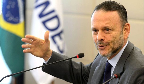 Data: 19/04/2012     
Editoria : Brasil
Reporter : Marta Nogueira/Alessandra Saraiva
Local : BNDES
Endereço : Rio de Janeiro
Pauta : Entrevista coletiva do presidente do BNDES, sobre o desempenho do banco no primeiro trimestre.
Personagem : Luciano 