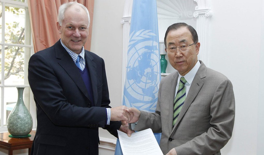 Ake Sellstrom (L), head of the chemical weapons team working in Syria, hands a report on the August 21, 2013 Al-Ghouta massacre to United Nations Secretary-General Ban Ki-moon in New York, in this handout picture provided by the United Nations September 1