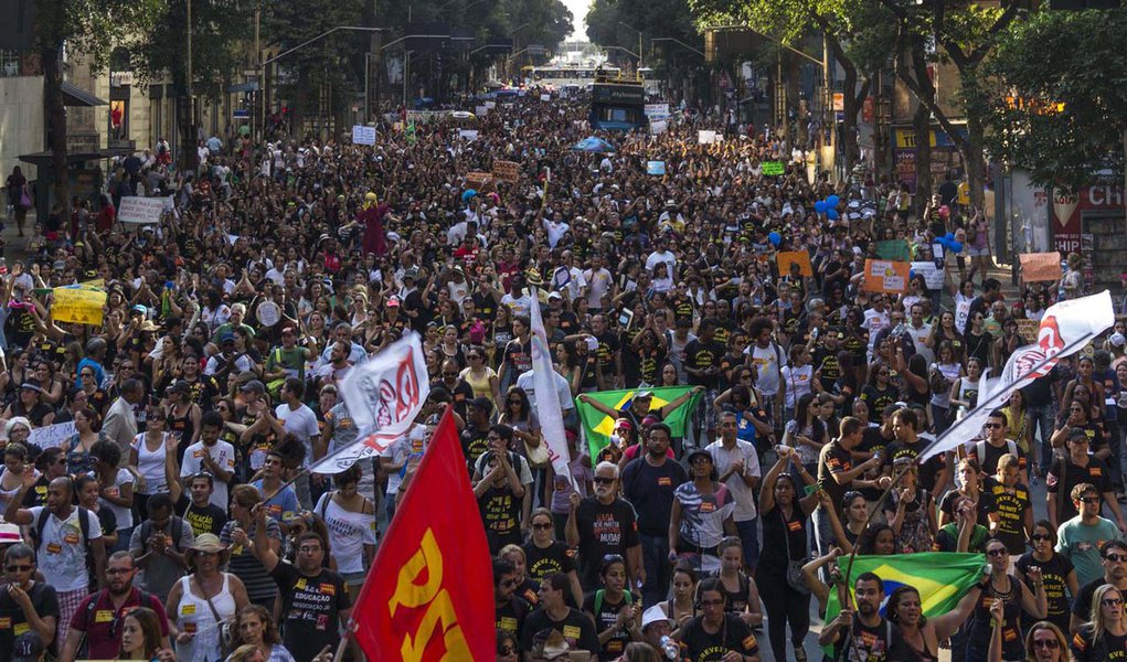 RIO DE JANEIRO,RJ,23.08.2013:PROTESTO/PROFESSORES MUNICIPAIS - Professores municipais realizam passeata reivindicando melhores condições para a categoria na Avenida Presidente Vargas no Rio de Janeiro (RJ), nesta sexta-feira (23). (Foto: Stefano Figalo/Fu