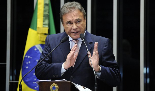 Senador Alvaro Dias (PSDB-PR) anuncia a apresentação de requerimento convidando o ex-secretário nacional de Justiça, Romeu Tuma Júnior, para falar sobre as revelações que fez em livro a respeito de uma suposta fábrica de dossiês no governo federal