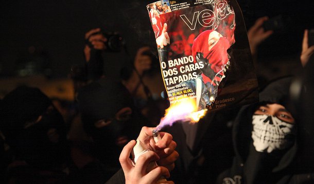 SÃO PAULO, SP, 23.08.2013: PROTESTO/REVISTA VEJA -   - Manifestantes integrantes do grupo Black Blocs, pessoas vestidas de preto e mascaradas, para não serem identificados pelas autoridades, realizam protesto contra a revista Veja, ultima edição, com a ma