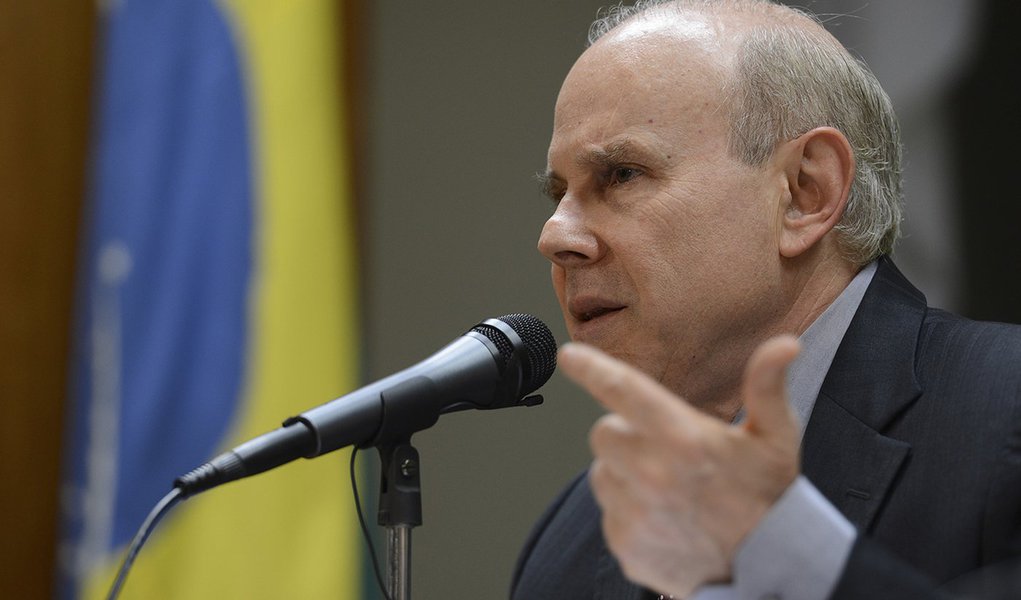 Brasília - O ministro da Fazenda, Guido Mantega, durante entrevista,  anuncia redução do imposto de importação para mais de cem produtos