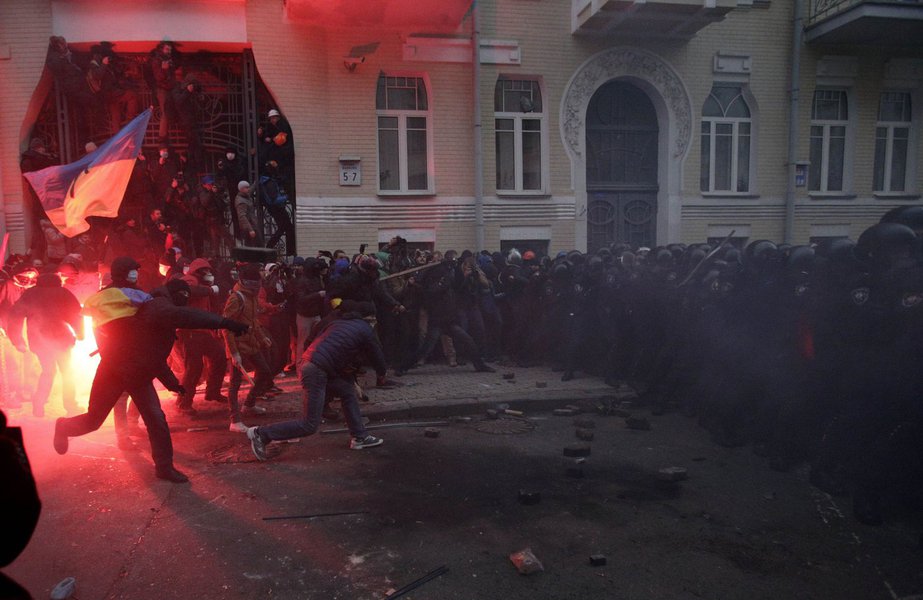 Protesters try to break through police lines near the presidential administration building during a rally held by supporters of EU integration in Kiev, December 1, 2013. Ukrainian opposition leader Vitaly Klitschko, addressing hundreds of thousands of pro