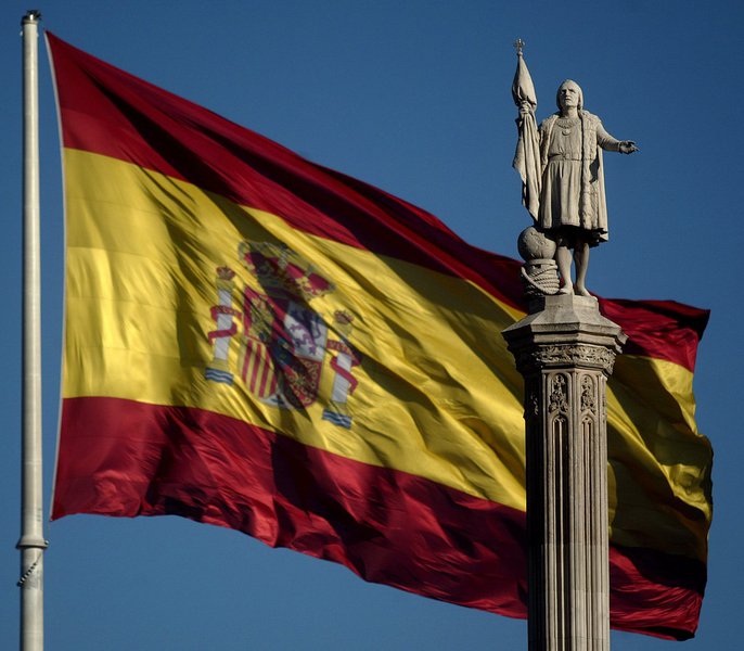The Spanish flag waves behind the statue of Colon in Madrid, on the eve of the voting of the European Constitution in Spain, 19 February 2005. AFP PHOTO/Pedro ARMESTRE - NAO PUBLICADAS -