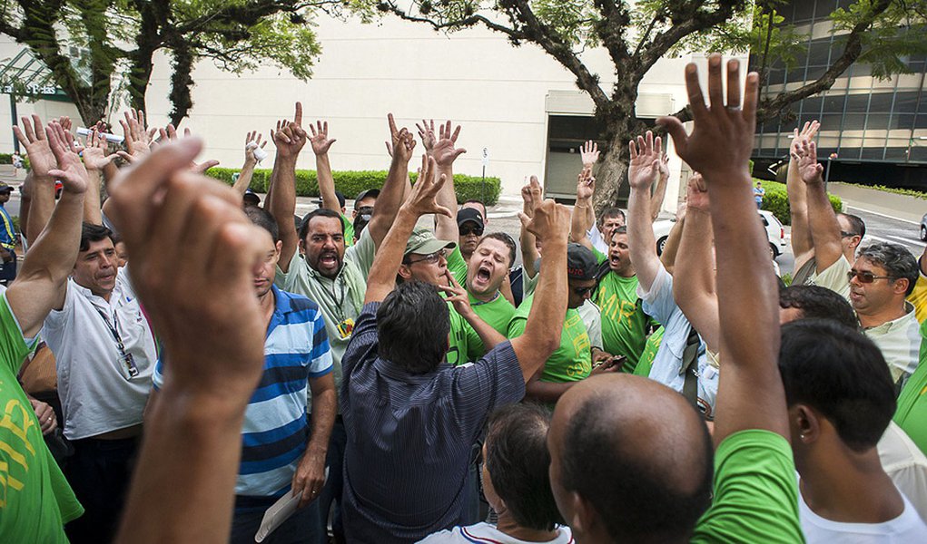 2014.01.28 - Porto Alegre/RS/Brasil - Rodoviários decidem por greve geral depois de audiência sem conversa, nem acordo com Prefeitura e patronal, no TRT/RS. Foto: Ramiro Furquim/Sul21.com.br