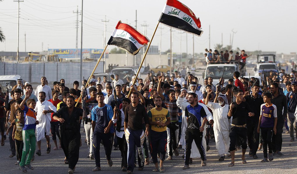 Voluntarios que se han unido al ejÃ©rcito iraquÃ­ para luchar contra la predominaciÃ³n de los militares sunitas del Estado Radical de Iraq y los levantes, en una manifestsaciÃ³n en las calles del distrito de Al-Fdhiliya , 15 de junio de 2014. Estados Unid