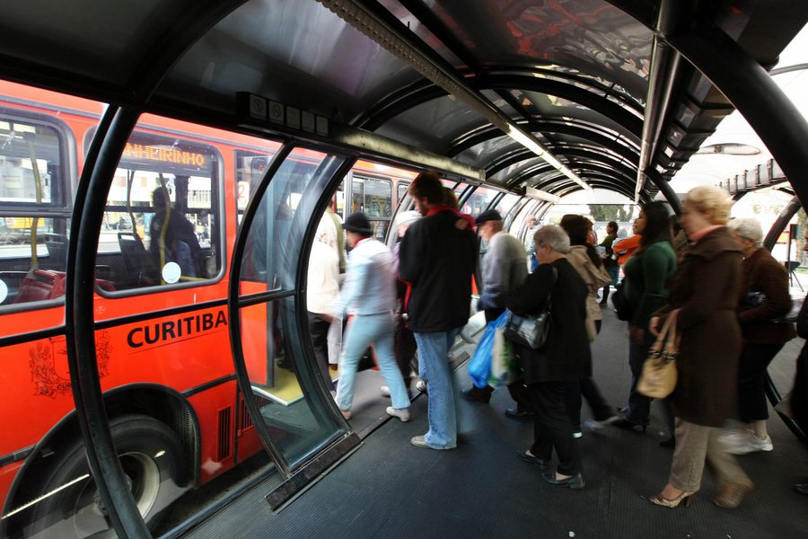 O transporte coletivo urbano é a melhor opção para quem segue à Rodoferroviária de Curitiba neste feriado. A tarifa integrada tem o preço único de R$ 2,60.
Foto: Maurilio Cheli/SMCS (arquivo)