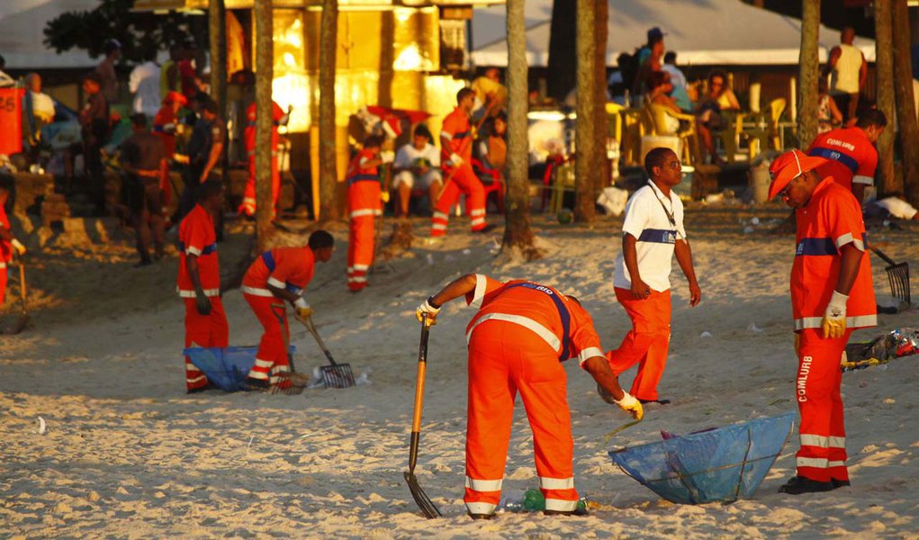 RIO DE JANEIRO,RJ,01.01.2014:RÉVEILLON 2014/COPACABANA/LIMPEZA - Equipes da Comlurb fazem a limpeza da orla de Copacabana, no Rio de Janeiro (RJ), na manhã desta quarta-feira (1), após a festa de Réveillon 2014. Algumas pessoas que participaram da festa t