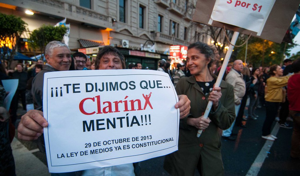 BUENOS AIRES, ARGENTINA, 29.10.2013: MANIFESTAÇÃO/IMPRENSA/ARG - Manifestantes pró-governo gritam palavras de ordem contra o Grupo Clarín, do lado de fora do prédio do Congresso, em Buenos Aires. (Foto: Patrício Murphy/Brazil Photo Press/Folhapress)
 
