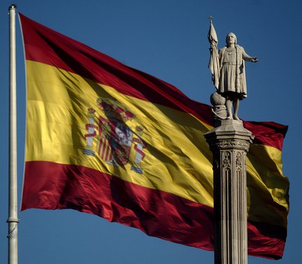 The Spanish flag waves behind the statue of Colon in Madrid, on the eve of the voting of the European Constitution in Spain, 19 February 2005. AFP PHOTO/Pedro ARMESTRE - NAO PUBLICADAS -
