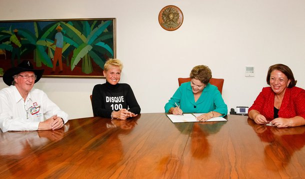 Brasília - DF, 21/05/2014. Presidenta Dilma Rousseff recebe Xuxa Meneghel, Sérgio Reis, criadores do aplicativo Proteja Brasil e parlamentares, autor e relator da lei que classifica como crime hediondo a exploração sexual de criança e adolescente - sanção