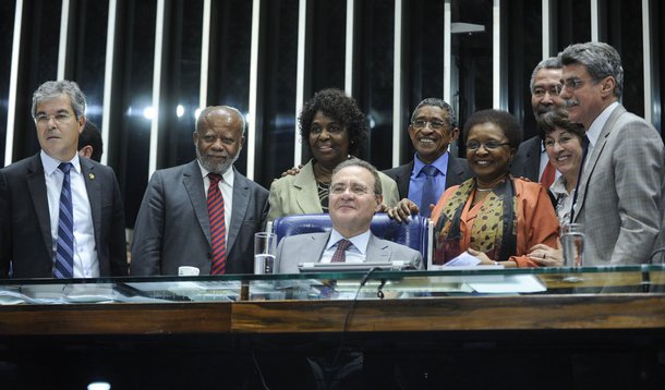 Ao centro, o presidente do Senado, Renan Calheiros (PMDB-AL), logo após aprovação do projeto que reserva aos candidatos negros ou pardos 20% das vagas de concursos públicos federais (PLC 29/2014). Em segundo plano (E/D): senador Jorge Viana (PT-AC); deput