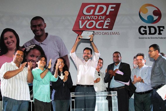 Brasilia 12/04/2014  O Governandor Agnelo Queiroz  e a Primeira dama Ilza queiroz   e o vice governador Tadeu Filippelli durante Asinatura Decreto de Criação do Assentamento 10 de junho
Local: Arena Principal - Recanto das Emas
Foto: Gluacya Braga/GDF