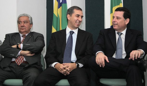 O vice-governador e presidente da Celg, Jos� Eliton Figuer�do J�nior, ao lado do Secretario da Casa Civil Vilmar Rocha durante assinatura de protoclo de inten��o com a empresa mineradora Yamana Gold, no valor de R$ 600 milh�es. A solenidade aconteceu no A