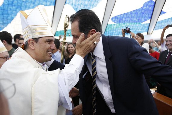 Brasilia 12/04/2014  O Governandor Agnelo Queiroz e a primeira dama Ilza Queiroz  e o vice governador Tadeu Filippelli durante Ordenaçao Episcopal do Monsenhor Marcony Vinicius Ferreira
Local: Catedral Metropolitana
Foto: Denio Simões/GDF