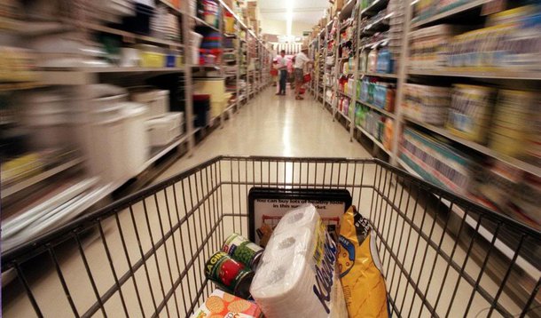 TROLLEY RAGE;980114;PIC NICK MOIR;SMH;NEWS;
PIC SHOWS .......TARGET AQUIRED .....STORY ON TROLLEY RAGE AT NEUTRAL BAY WOOLWORTHS.