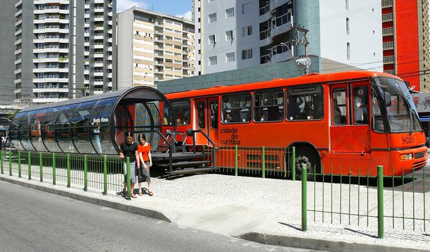 In’cio da implanta‹o de protetores ao longo das caladas paralelas ˆ canaleta do sistema expresso para fazer com que os pedestres atravessem a rua na faixa. Reg. Matriz.
Curitiba, 14/01/2005
Foto: Maurilio Cheli/SMCS