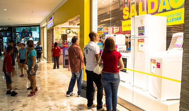 Vendas do comércio caem pelo 3º mês e têm pior setembro em 12 anos
