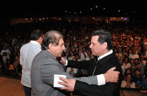Perillo vai à festa do médium João de Deus, que já foi visitado por Lula