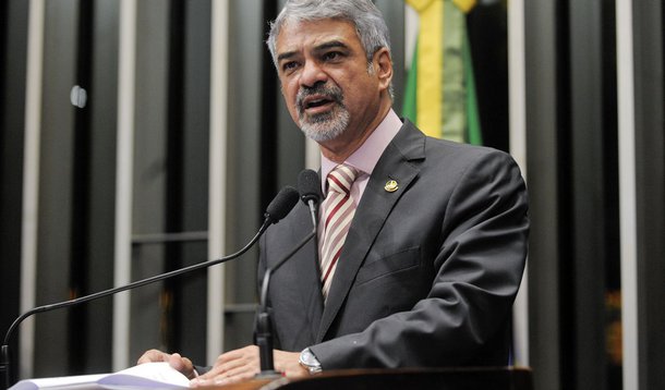 Humberto Costa rebate críticas da oposição ao Bolsa Família