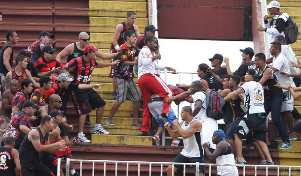 JOINVILLE, SC. 08.12.2013: ATLÉTICO-PR X VASCO -  Briga entre torcidas na partida entre Atlético-PR e Vasco, válida pela 38ª rodada do Campeonato Brasileiro 2013, na Arena Joinville, em Joinville (SC). (foto: Geraldo Bubniak /Fotoarena/Folhapress)