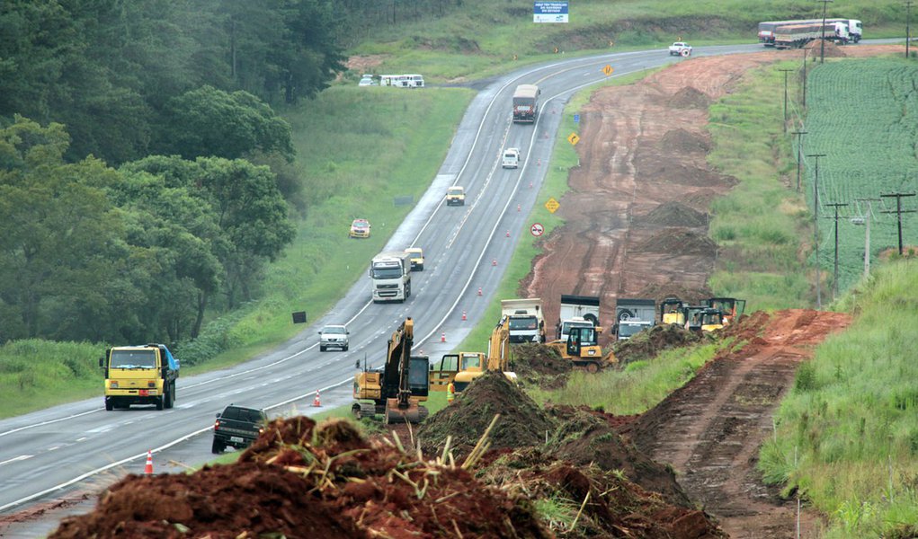 O secretário estadual de Infraestrutura e Logística, José Richa Filho, vistoriou o início das obras de duplicação dos 11 quilômetros da rodovia BR-376, em Ponta Grossa. É a primeira etapa de toda a duplicação que será feita entre Ponta Grossa e Apucarana,