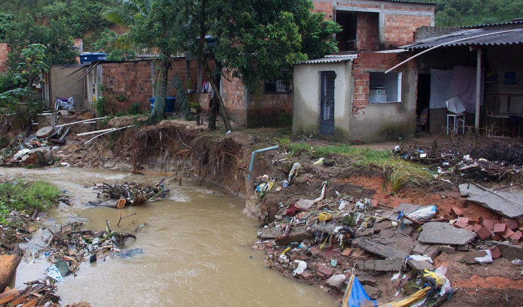 NOVA IGUAÇU,RJ,12.12.2013:CHUVA/RESCALDO/INTERDIÇÃO CASAS - Casas nas margens do Rio Botas, em Austin, Nova Iguaçu (RJ), estão interditadas pela Defesa Civil nesta quinta-feira (12). O temporal que atingiu o Rio de Janeiro entre a noite de terça-feira (10