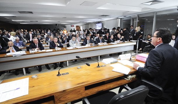 Pedido de vistas leva votação da  PEC 18 para agosto
