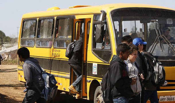 Governo aumenta o repasse de verpa para o transporte escolar, na foto onibus e alunos da cidade de Pinhao. 21-08-13. Foto: Hedeson Alves