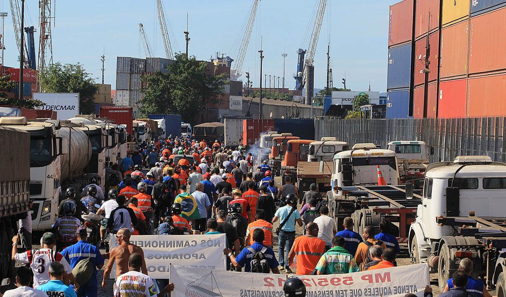 Paralisação deixa 13 navios parados em Santos