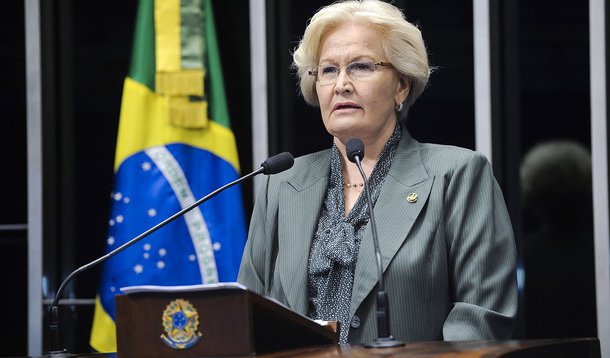 'Decisão de Renan resgata a dignidade do Senado'