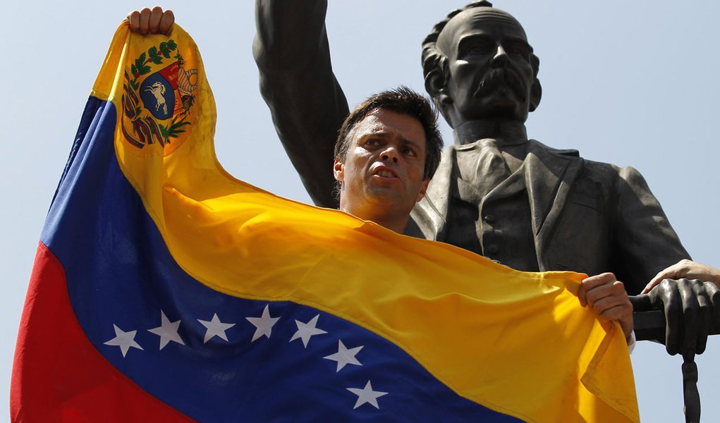 Venezuelan opposition leader Leopoldo Lopez speaks to supporters before handing himself over in Caracas February 18, 2014. Lopez, wanted on charges of fomenting deadly violence, handed himself over to security forces on Tuesday, Reuters witnesses said. Lo