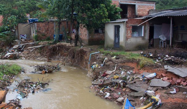 NOVA IGUAÇU,RJ,12.12.2013:CHUVA/RESCALDO/INTERDIÇÃO CASAS - Casas nas margens do Rio Botas, em Austin, Nova Iguaçu (RJ), estão interditadas pela Defesa Civil nesta quinta-feira (12). O temporal que atingiu o Rio de Janeiro entre a noite de terça-feira (10
