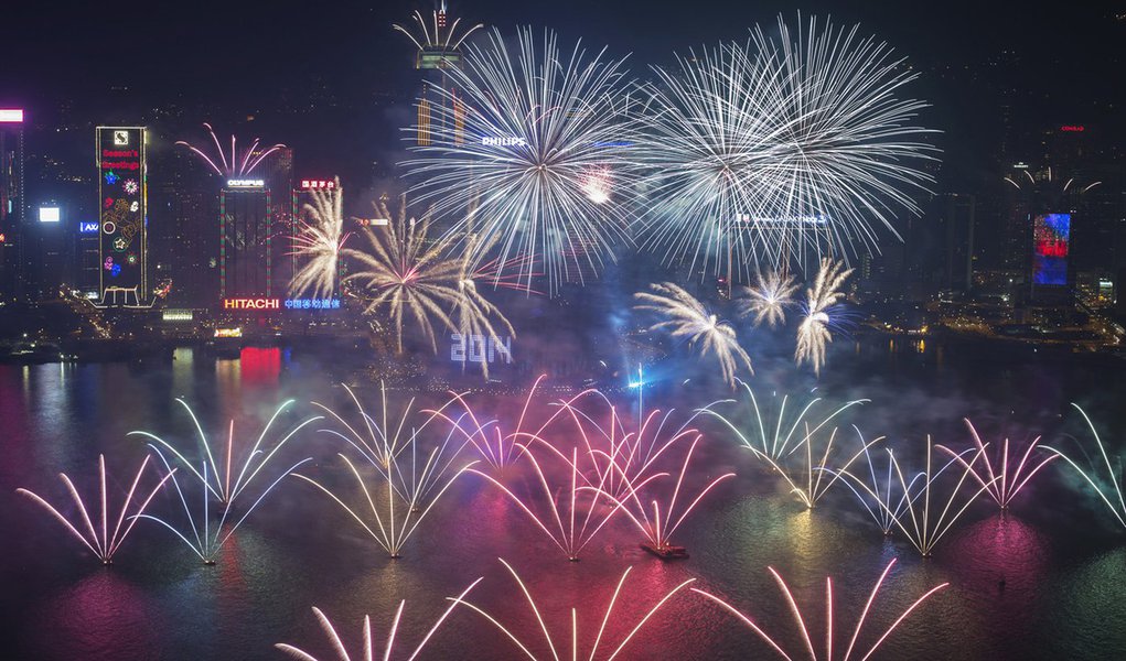 Fireworks explode over Victoria Harbour and Hong Kong Convention and Exhibition Centre during a pyrotechnic show to celebrate the New Year in Hong Kong January 1, 2014. REUTERS/Tyrone Siu (CHINA - Tags: SOCIETY ANNIVERSARY)
