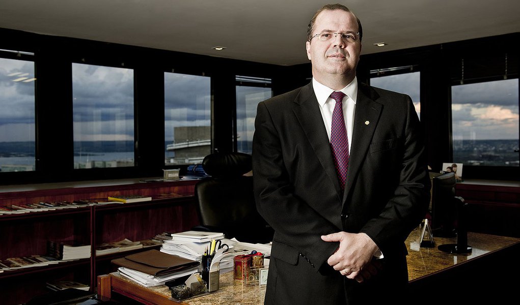 Tombini: Não há limite para alta de juros