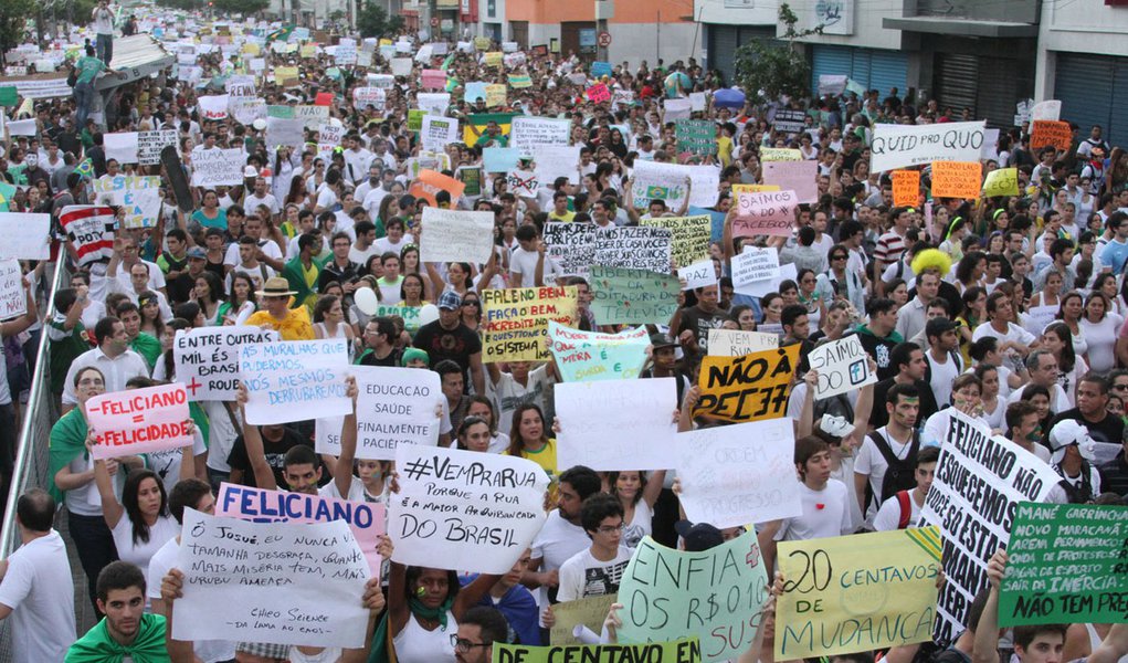 100 mil marcham em paz pelo centro do Recife