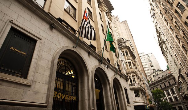 Bovespa cai 3% e fecha no menor nível desde 2011