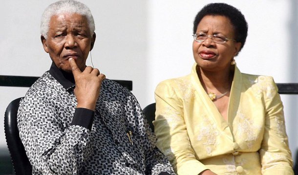 Mandela está bem embora sinta dores, diz esposa